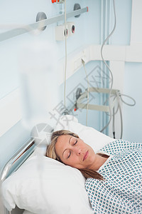 女人在闭着眼睛时躺在医疗床上图片