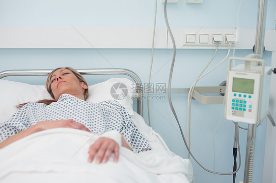 睡在医疗床上的妇女图片