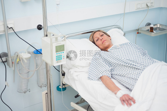 女病人睡在半闭眼的病床上图片