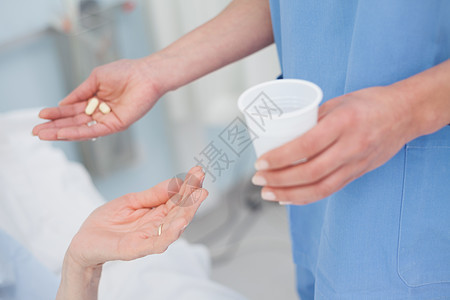 护士给病人提供药物图片
