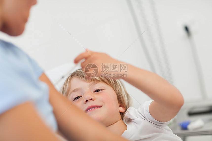 母亲在其儿女注射时接受儿童注射图片