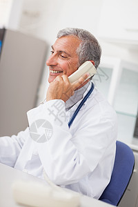 微笑的医生打电话来呼唤药品从业者记事本办公室医疗讨论医院医学沟通图片