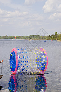 湖水上的空zorbing球图片