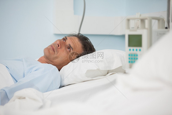 躺在医疗床上的有思想的病人图片