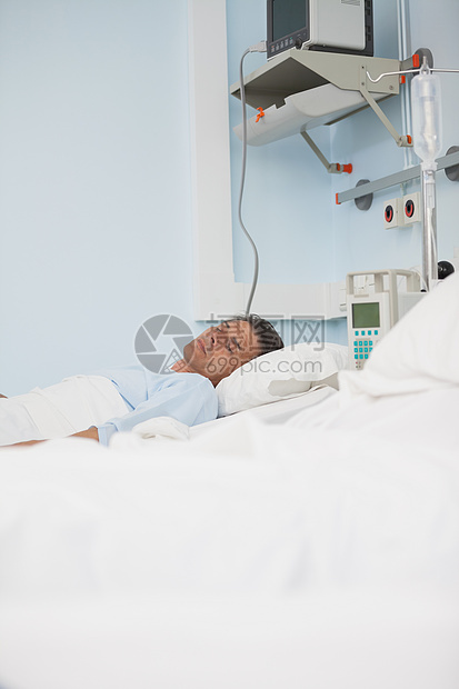 病人在躺在医疗床上睡觉时睡觉图片