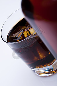 威士忌黄色不倒翁调子饮料液体玻璃静物反射棕色瓶子图片