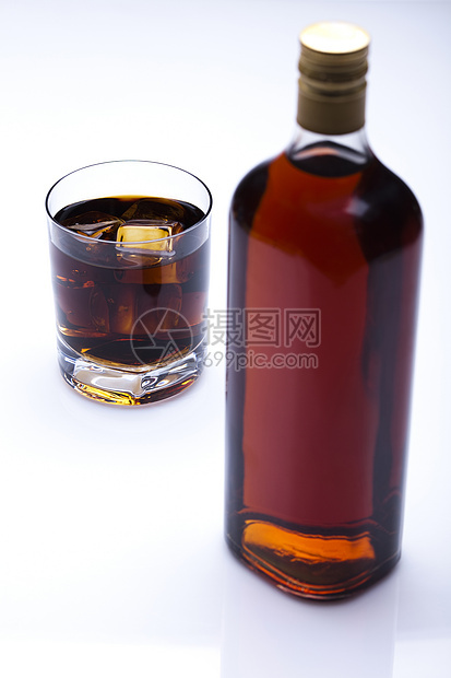 威士忌瓶子黄色液体反射饮料棕色调子静物玻璃不倒翁图片