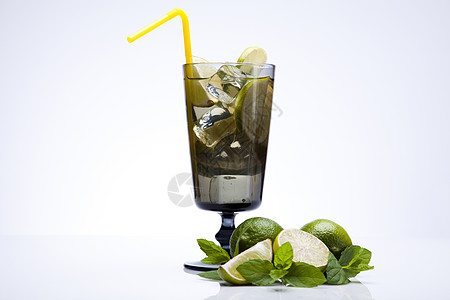 新鲜的莫基多饮料飞溅反射草本植物苏打水果果汁快乐叶子液体柠檬图片