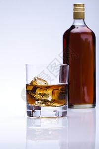 威士忌调子棕色反射瓶子玻璃饮料液体不倒翁静物黄色图片