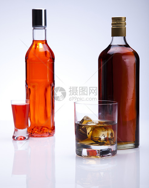 威士忌棕色玻璃黄色饮料静物液体调子瓶子不倒翁反射图片