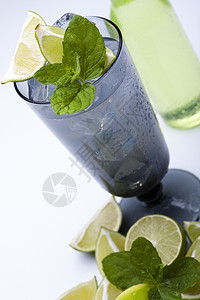新鲜的莫基多饮料水果液体草本植物果汁飞溅反射柠檬热带薄荷飞沫图片