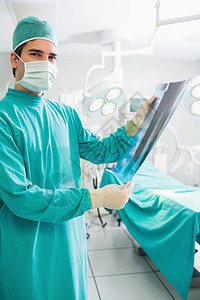 持有X射线的外科医生卫生设备磨砂膏制服工具诊断医院检查面具x光图片