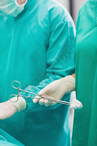 特写一名护士持有的手术剪刀图片