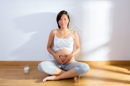 美丽的孕妇爱心形符号的美丽孕妇母性家庭牛奶分娩身体女孩母亲肚子父母幸福图片