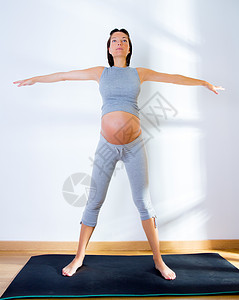 孕妇瑜伽美丽的孕妇体操锻炼运动分娩肚子健身房幸福女士有氧运动妈妈父母成人怀孕背景