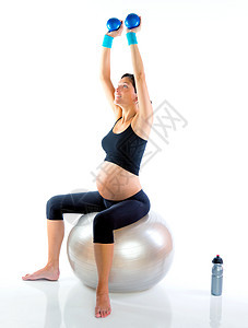 健身健身房的美丽的怀孕妇女瑜伽女孩母亲身体肚子女性妈妈哑铃家庭有氧运动图片