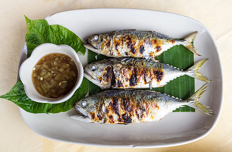 灰熊鱼午餐鲭鱼海鲜盘子油炸美食烧烤炙烤柠檬食物图片