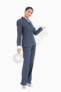 露面时微笑的女商务人士商业套装人士营销手势商务手臂职业混血公司图片