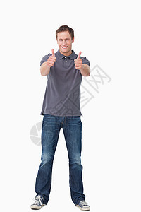 微笑的年轻男人举起大拇指拇指衬衫喜悦手指情感幸福手势快乐成人图片