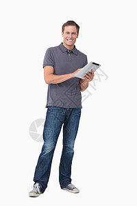 用平板电脑微笑的年轻男子图片