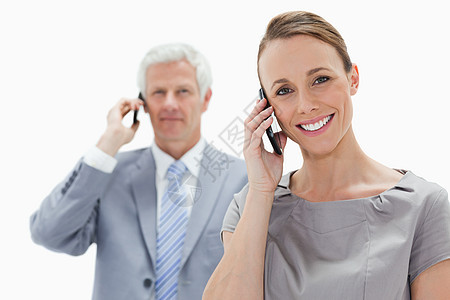 一个微笑着的女人 和白人头发男打来电话的近身图片