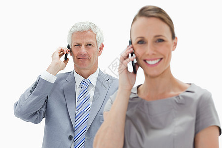 一个白人发型商务人士的近身 带着一副微笑打来电话图片