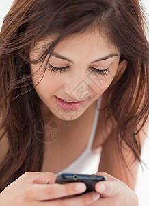 近近一点 女人用她的智能手机图片