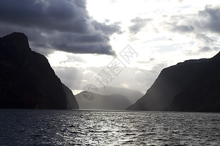 在北纬的fjord 上方的夜视多云农村海洋太阳乌云天空峡湾水平爬坡海浪图片