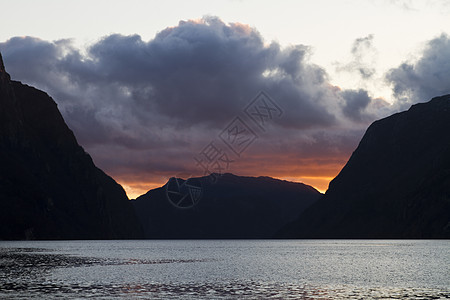 在北纬的fjord 上方的夜视天空海浪水平峡湾海洋多云农村乌云爬坡图片