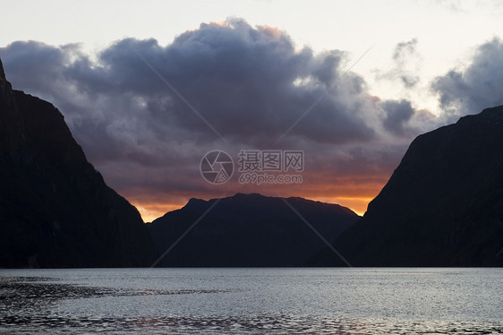 在北纬的fjord 上方的夜视天空海浪水平峡湾海洋多云农村乌云爬坡图片