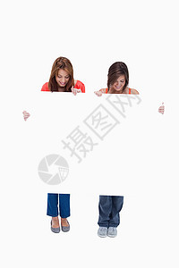 两个少女在看着空白海报时笑着笑着笑图片