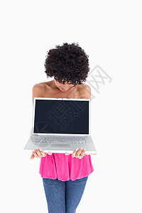 重男轻女拿着笔记本电脑看屏幕背景