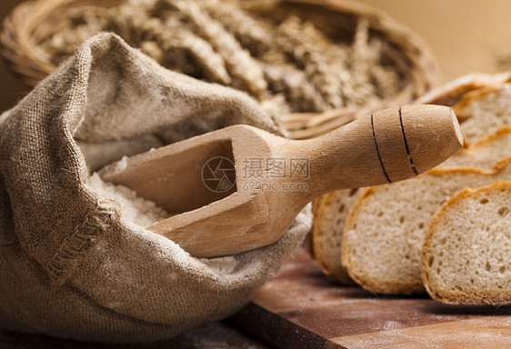 面粉和传统面包脆皮核桃早餐糕点食物饮食种子厨房纤维面包师图片
