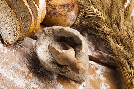 面粉和传统面包早餐面包师种子核桃谷物粮食脆皮美食饮食厨房图片