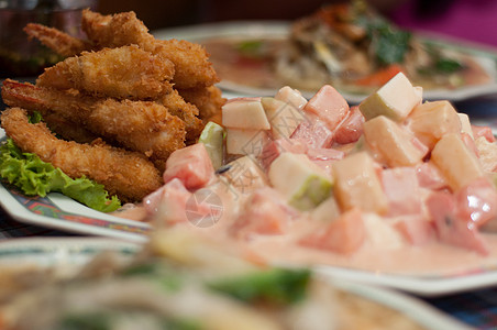饭碗上油炸虾和水果沙拉油炸盘子午餐蔬菜餐厅菜肴食物背景图片