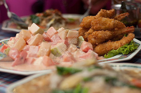 饭碗上油炸虾和水果沙拉菜肴蔬菜食物餐厅午餐油炸盘子图片