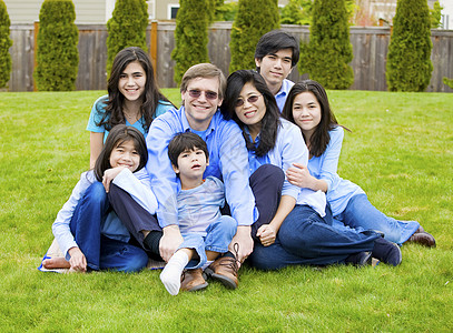 7个大家族的7个大家庭坐在草坪上坐在一起 穿着蓝色衣服图片