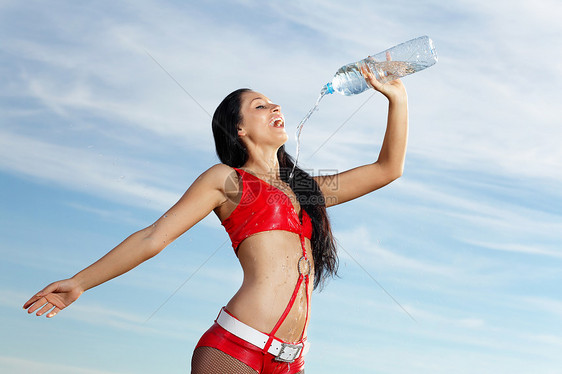 年轻女运动女青年 喝一瓶水女性锻炼毛巾成人瓶子工作室蓝色口渴矿物赛跑者图片