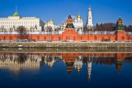 莫斯科克里姆林宫和反思历史大教堂圆顶中心纪念碑教会城市旅行蓝色金子图片