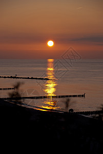 日落木头两极红色戏剧性牧歌旅游支撑海滩橙子海岸线图片