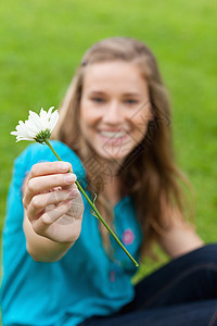 白花被一位微笑的年轻女子抱住图片