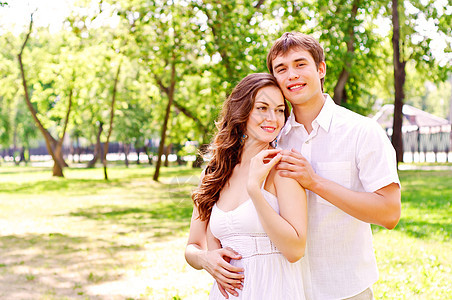 公园里的夫妻情侣微笑男人环境背心丈夫男性感情男朋友妻子女士图片