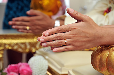 泰式婚礼仪式婚姻女士花环文化花朵金子新娘枕头佛教徒宗教图片