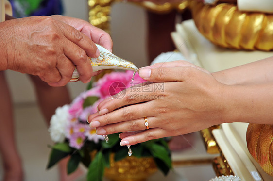 泰式婚礼仪式裙子精神金子宗教文化花朵花环佛教徒新娘枕头图片