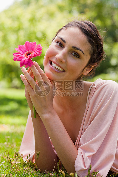 女人握着一朵花 在手上挥舞下巴图片