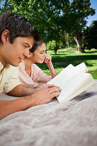两个朋友在一个公园里看书图片
