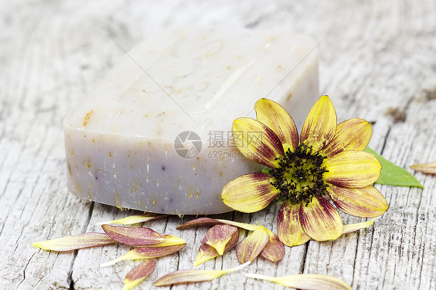 天然肥皂和花芳香手工奢华植物向日葵卫生木头花瓣温泉香味图片