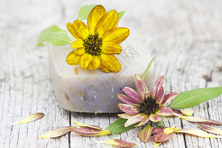 天然肥皂和花香味草本卫生手工疗法化妆品温泉奢华植物向日葵图片