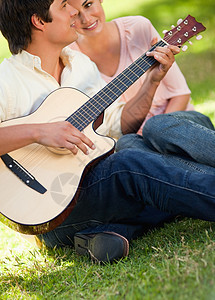 人弹吉他 而朋友在听他的琴声图片