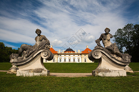 在斯拉夫科夫城堡的花园里建筑城堡草地精神旅行文化庭院财富历史性观光图片
